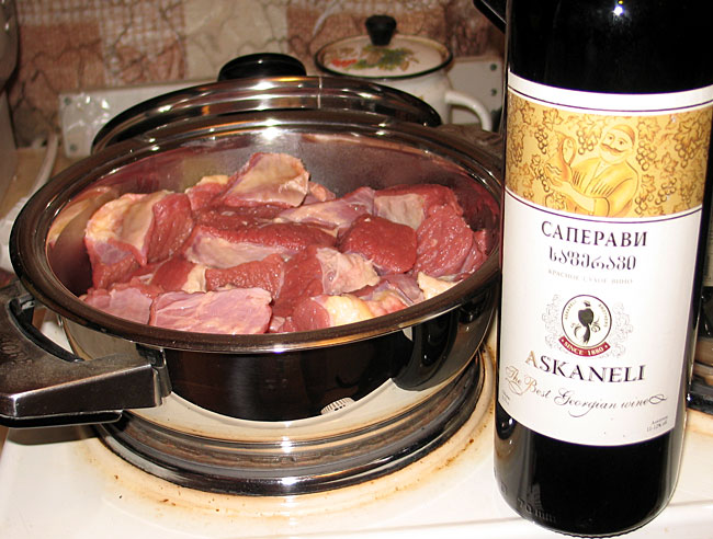 Вино свинья. Свинина и вино. Вино для приготовления пищи. Красное вино и мясо. Шашлык и красное вино.